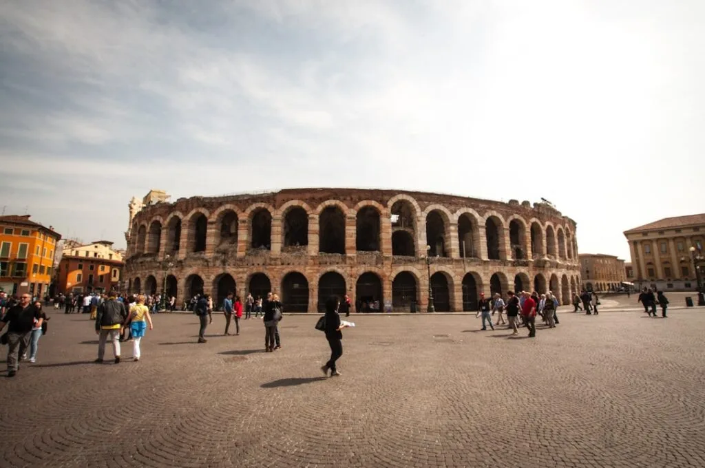 Grote piazza voor de Arena van Verona met wandelaars en toeristen