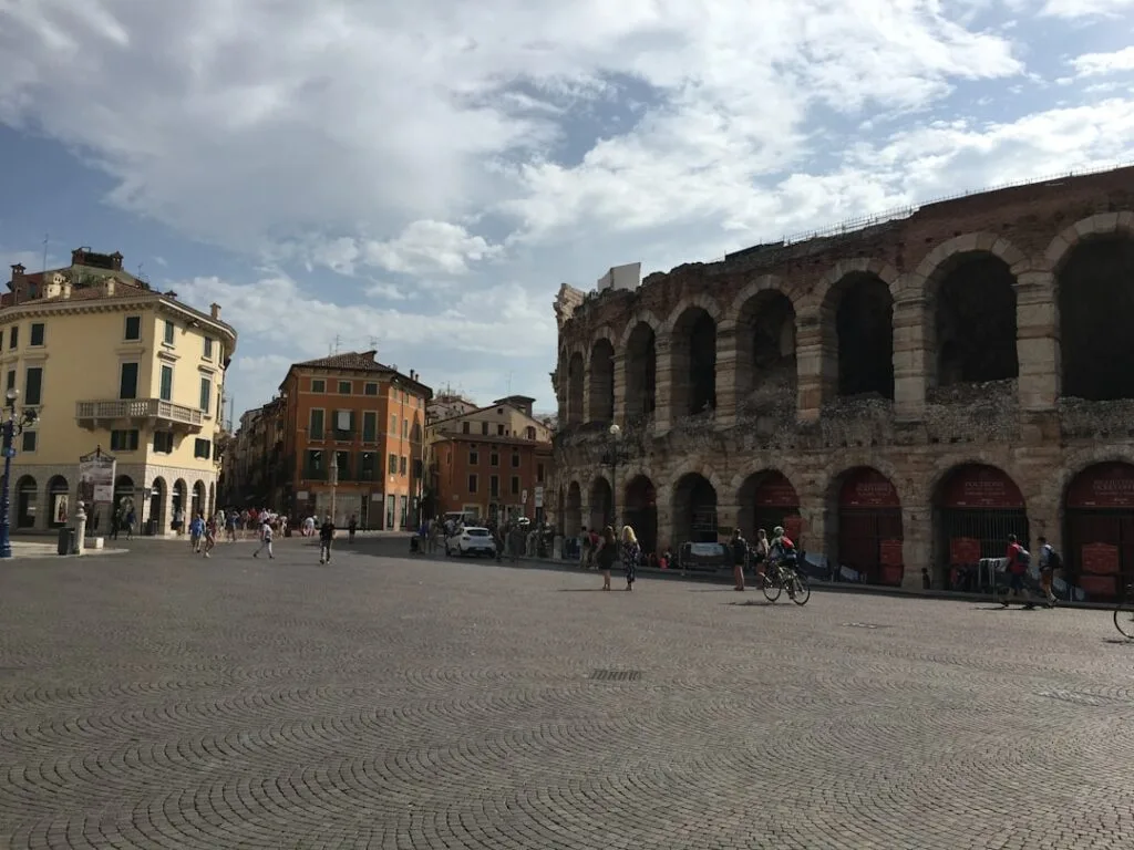 Römische Arena mit Arkaden am Piazza Bra in Verona