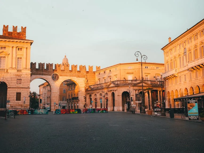 Mittelalterlicher Bogen und beleuchtete Fassaden auf einem Platz in Verona