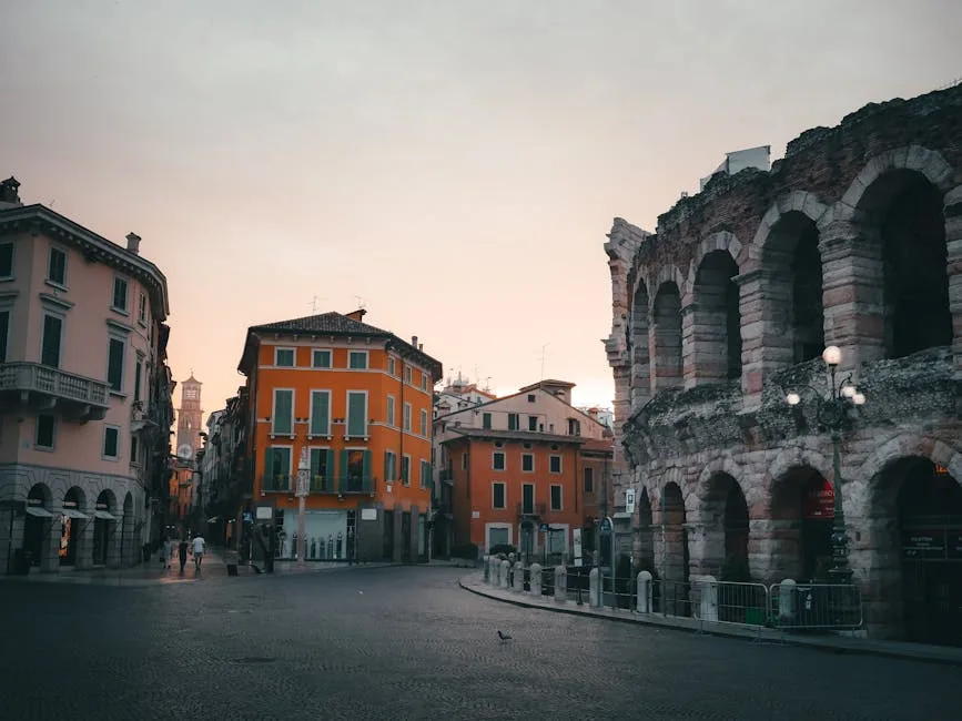 Arena van Verona rechts, gekleurde gevels en plein bij schemering