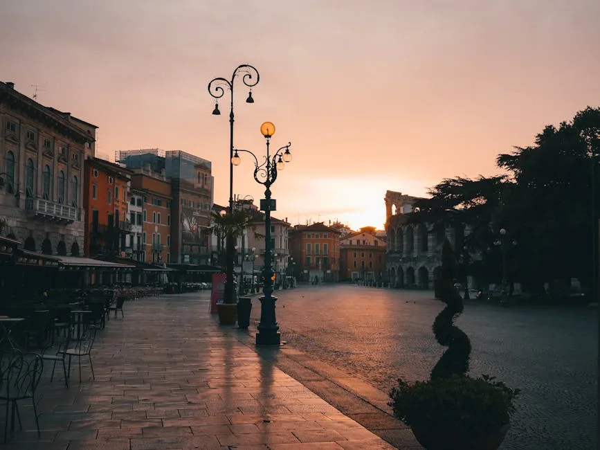 Leerer Piazza Bra bei Sonnenaufgang mit Laternen und Arena di Verona