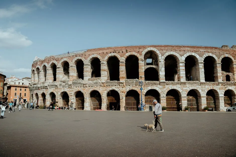 die römische Arena von Verona mit Arkaden und Mann mit Hund