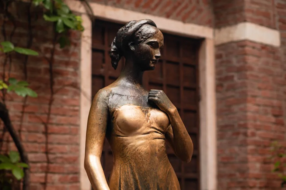 Statue der Julia in Verona, bronze patiniert neben einer Backsteintür