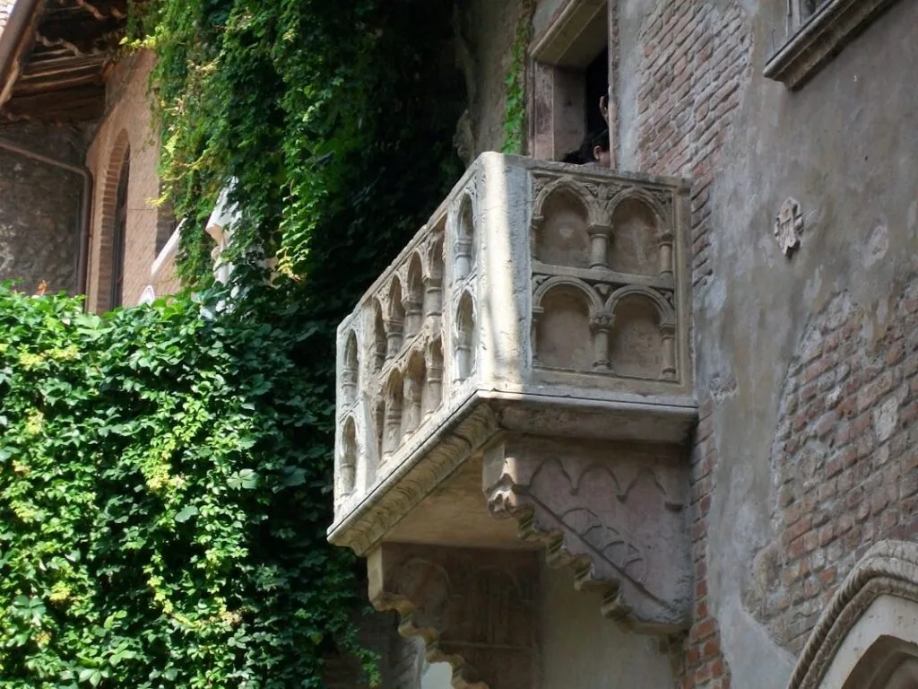 Het beroemde balkon van Julia met klimop aan een huis in Verona