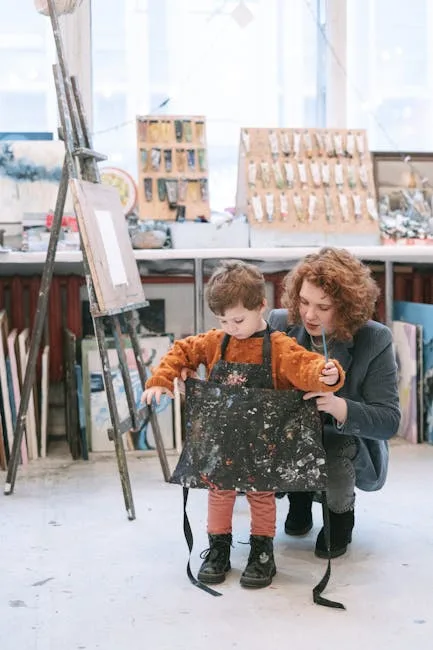 Kind probiert Malschürze an, während Betreuerin im Atelier in Verona hilft