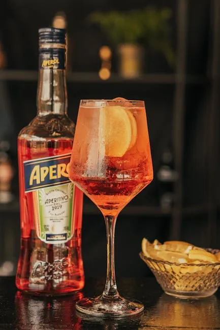 Aperol Spritz met sinaasappel en Aperol-fles op bar in Verona