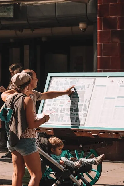 Familie mit Kinderwagen studiert Stadtplan an Informationspanel in Verona
