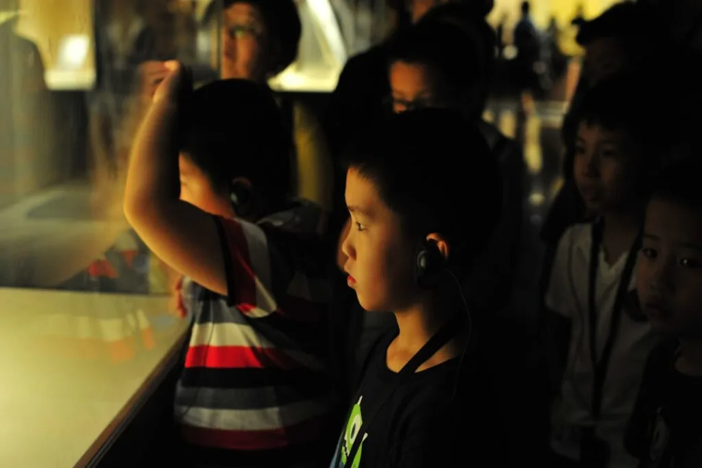 Familie im Museum, Kinder erkunden Ausstellungen drinnen