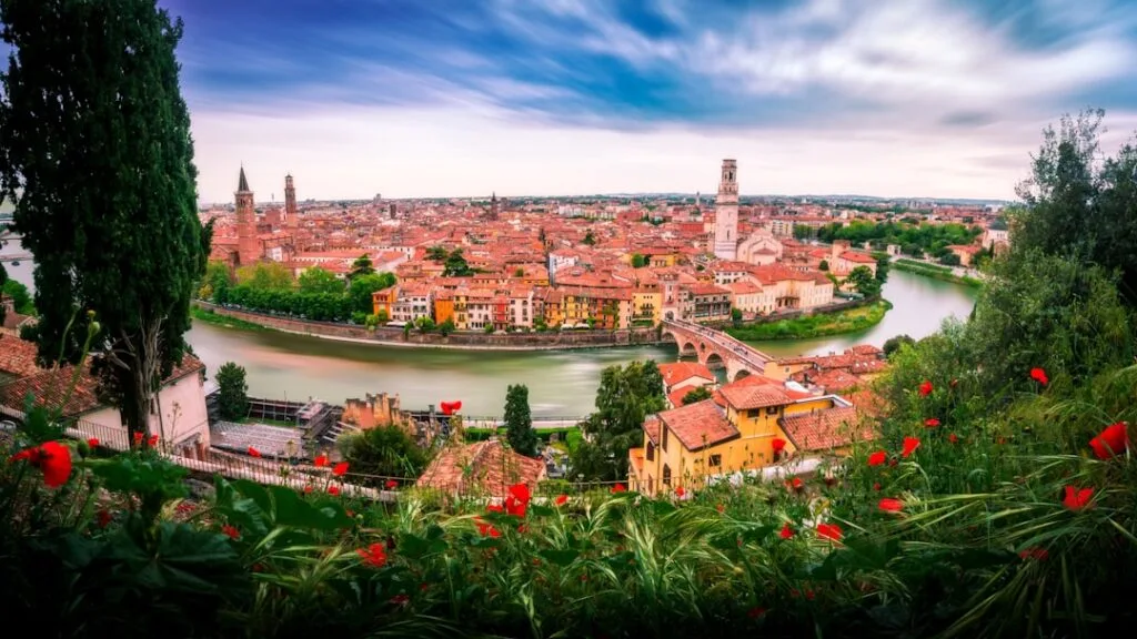 Panorama von Verona mit dem Fluss Adige und roten Dächern