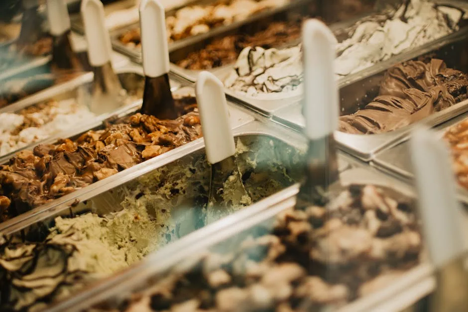 Auswahl cremiger italienischer Gelati in Auslagebehältern