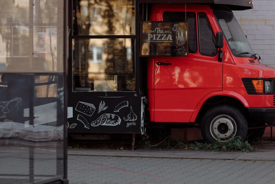 Roter Pizza-Foodtruck mit gezeichneten Zutaten an der Straßenkante