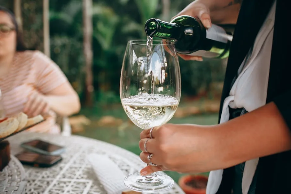 Soave-Weinflasche und Glas auf einem Tisch in Verona