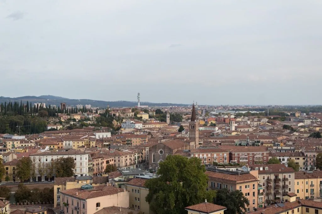 Panoramablick über Dächer und Kirchtürme von Verona von der Anhöhe.