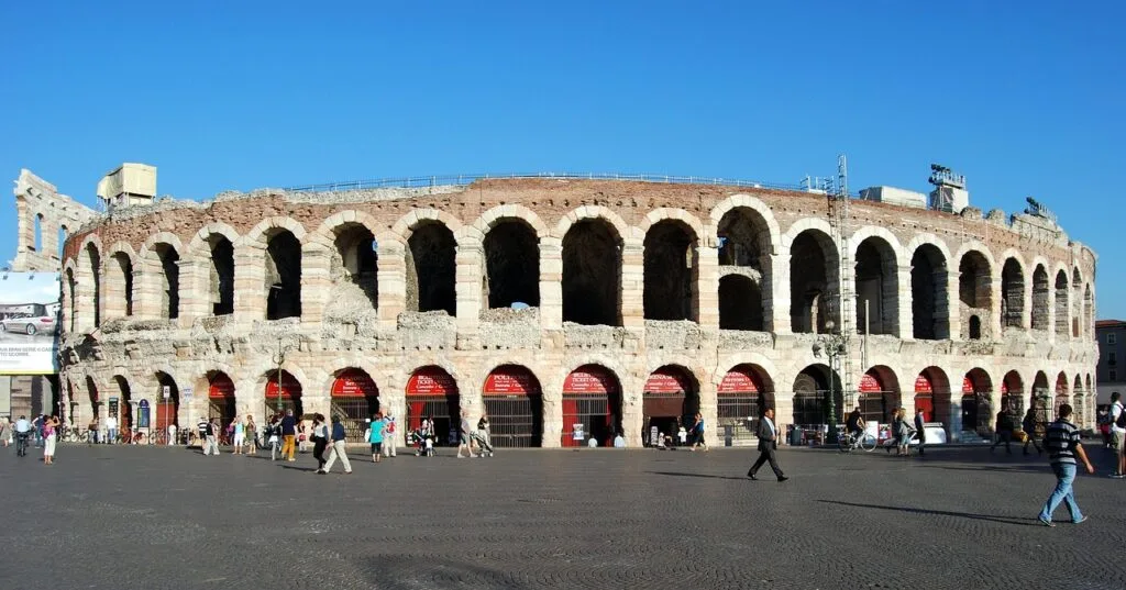 Frontansicht der Arena von Verona unter einem strahlend blauen Himmel