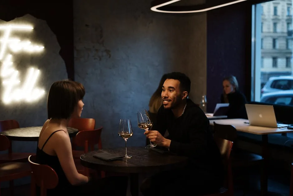 Paar stößt mit Weingläsern in einem modernen Restaurant an