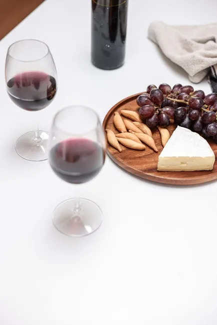 Zwei Gläser Rotwein und Käseplatte, Trauben in Verona