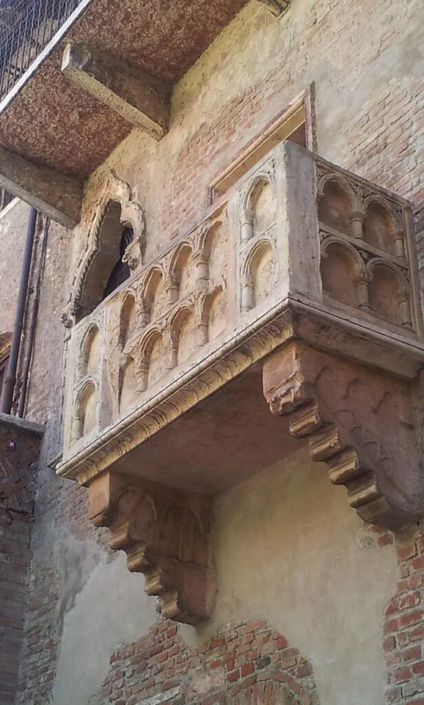 Steinernes, kunstvoll geschnitztes Balkon der Casa di Giulietta in Verona.