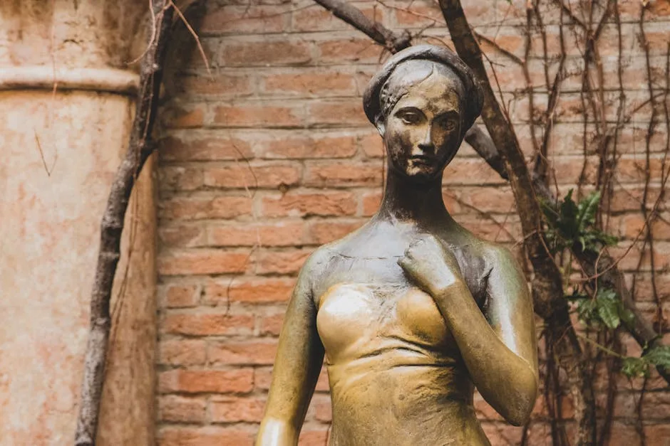 Bronzen standbeeld van Julia in een smal hof in Verona