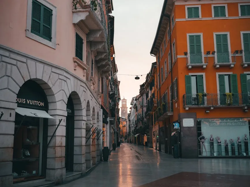 Leere Einkaufsstraße in Verona mit bunten Häusern und Turmblick