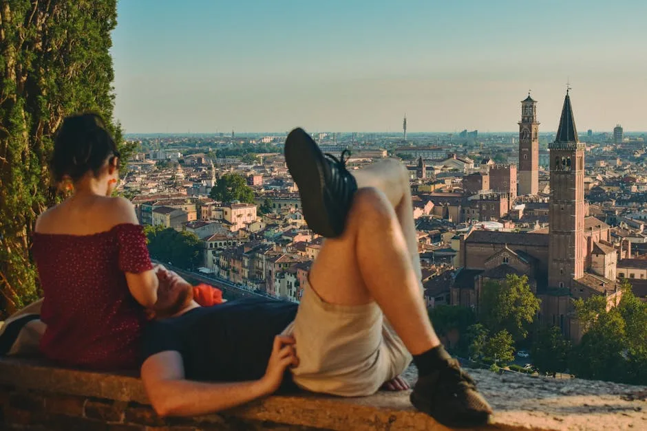 Zwei Personen genießen Aussicht auf die Altstadt von Verona vom Hügel