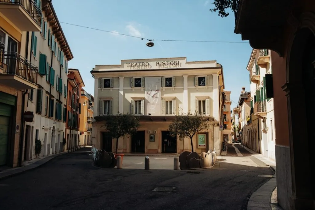 Teatro Ristori in einer ruhigen Gasse von Verona am Tag