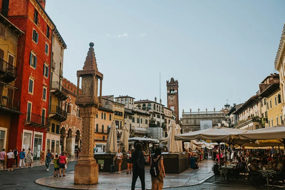 Belebter Platz mit Marktständen und Torre dei Lamberti in Verona