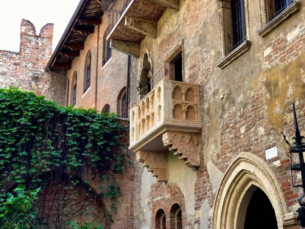 Der berühmte Balkon der Julia an verwitterter Backsteinmauer in Verona