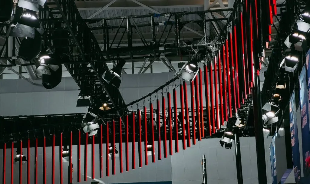Bühnenlichtstruktur in der Arena von Verona, hängende rote Träger