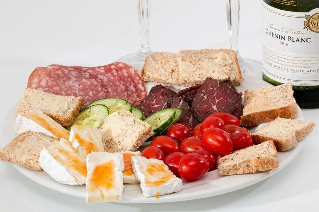 Teller mit Aufschnitt, Käse, Tomaten und Brot, serviert in Verona