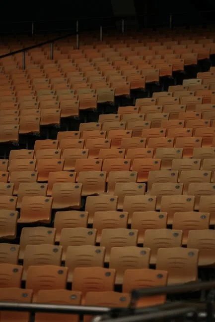 Reihen oranger Sitze im Zuschauerbereich der Arena von Verona