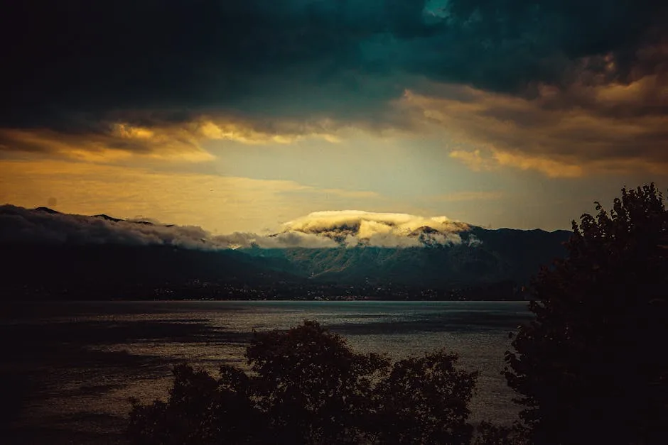 Goldene Tieflagenwolken über den Bergen am Gardasee