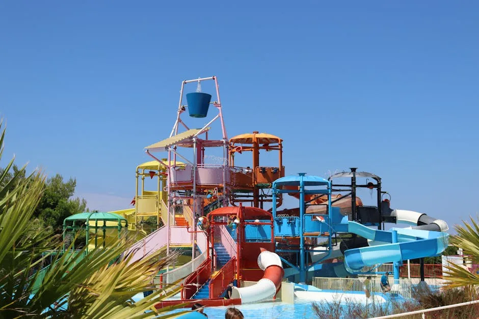 Bunte Wasserrutschen und Spielanlagen im Wasserpark am Gardasee