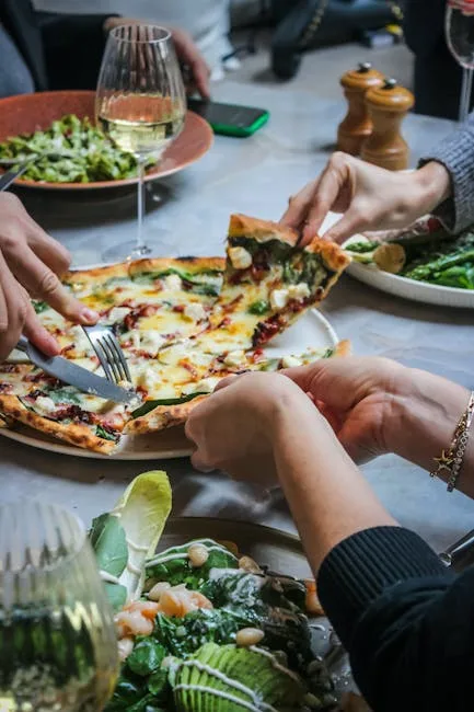 Familie teilt Pizza und Salat nach Tagesausflug von Verona