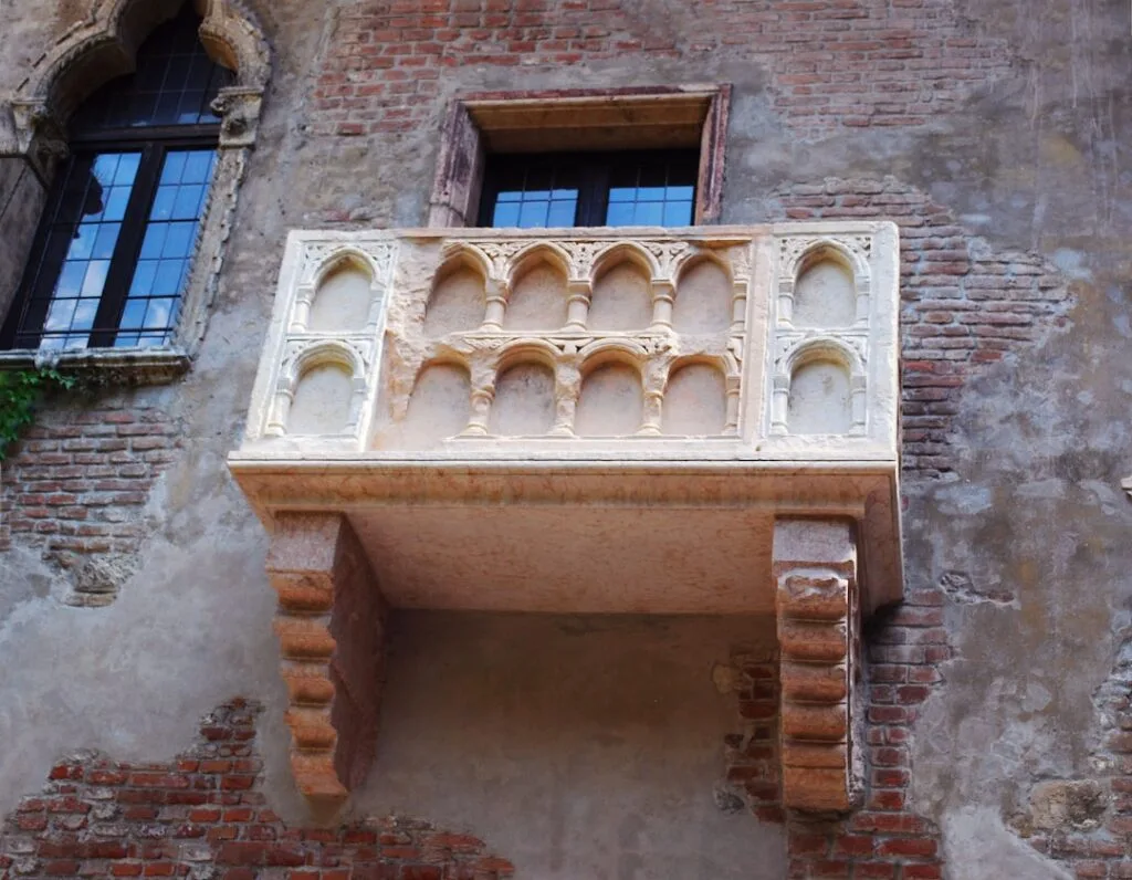 Historischer steinerner Balkon an einer alten Mauer in Veronas Altstadt