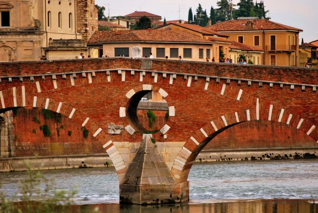 Detail der Ziegelarkade der Brücke über die Etsch in Verona