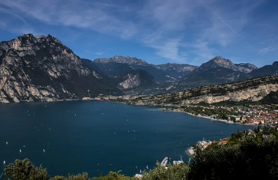 Panoramablick auf den Gardasee und die Küste, Berge im Hintergrund