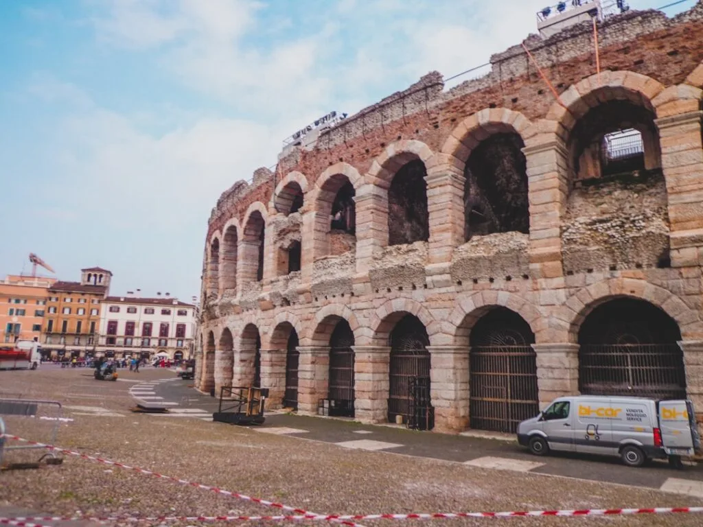 Römische Arena von Verona mit Reihen von Bögen und Besuchern