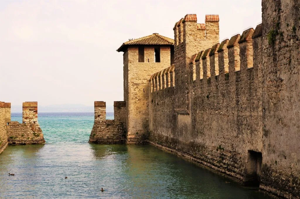 Zinnenbekrönte Mauern der Burg von Sirmione, die an den See grenzen