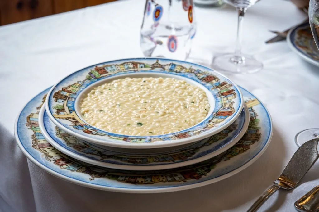 Risotto all'Amarone auf dekoriertem Teller in einem Veroneser Restaurant
