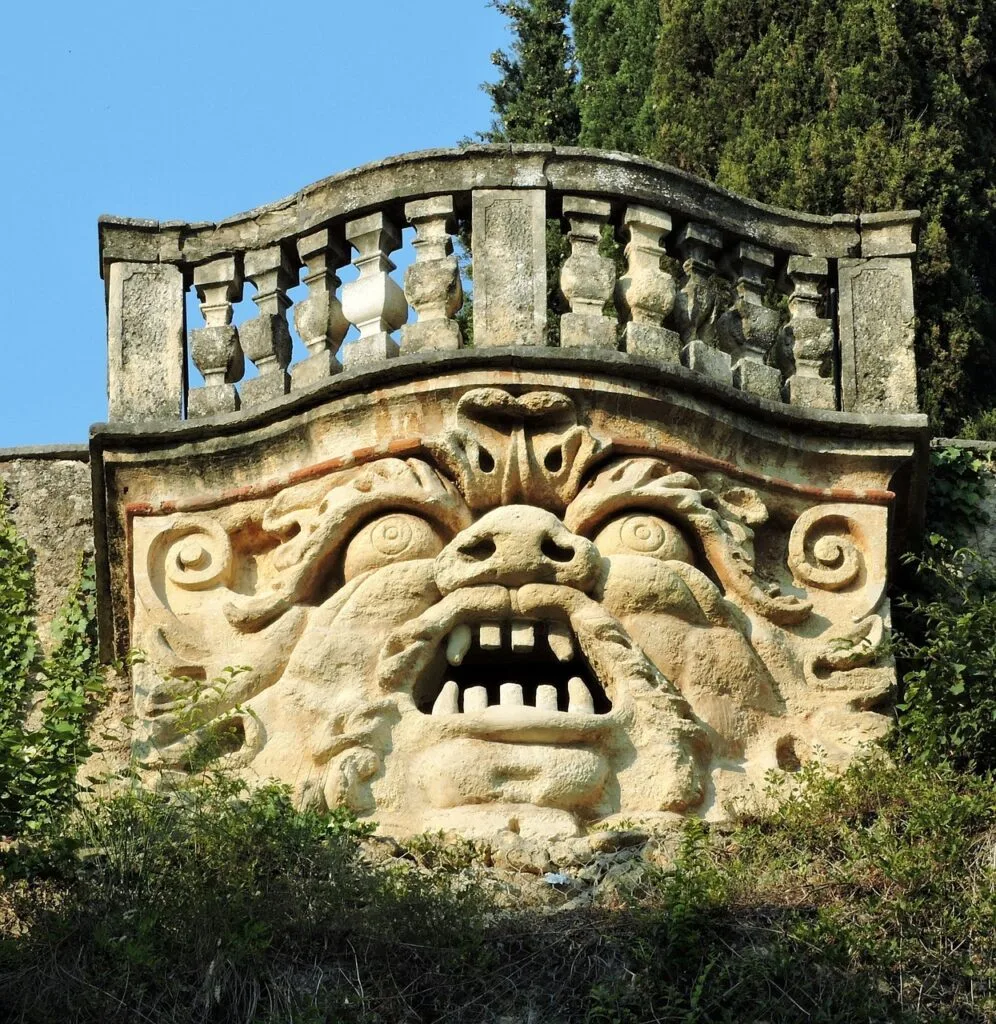 Groteskes steinernes Gesicht unter Balustrade im Garten von Verona