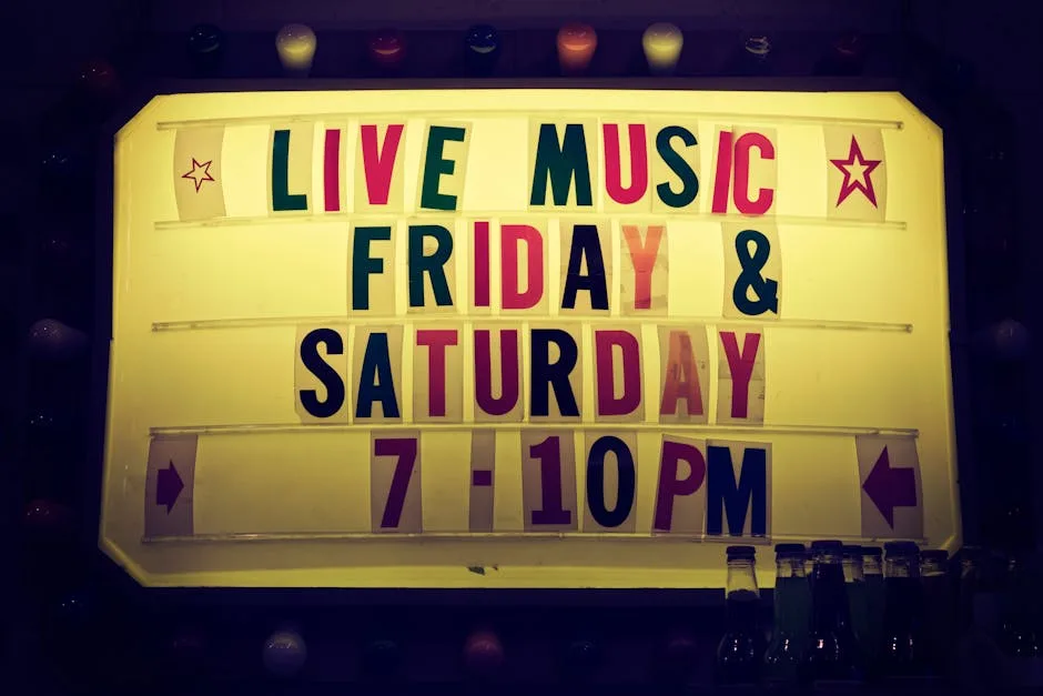 Leuchtendes Schild mit Schriftzug 'LIVE MUSIC FRIDAY & SATURDAY 7-10PM' über Bar