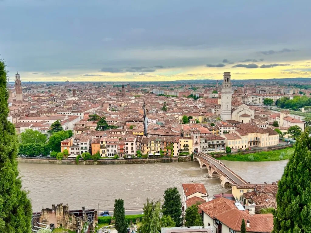 Panoramablick über Verona mit Brücke über den Fluss Adige