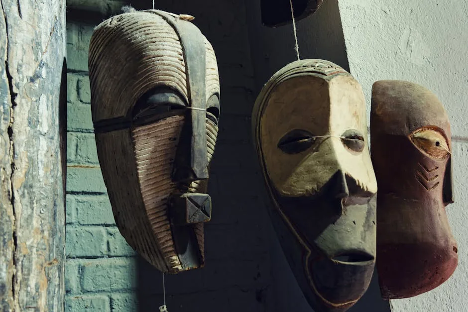 Afrikanische Masken, hängend ausgestellt in einem ethnographischen Museum in Verona