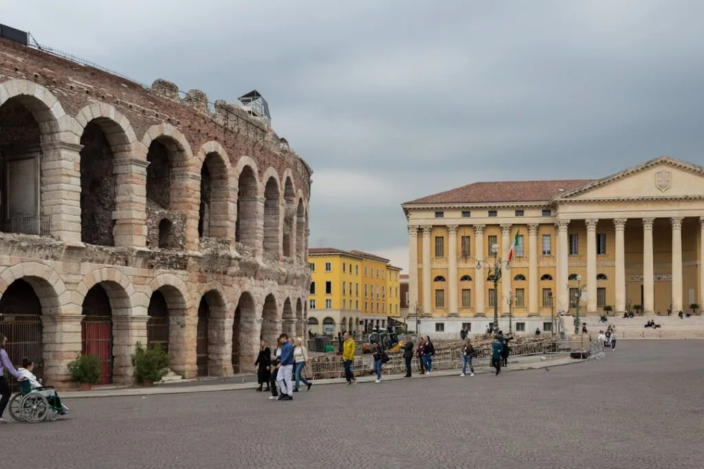Die Arena von Verona neben belebtem Platz und klassischem Gebäude