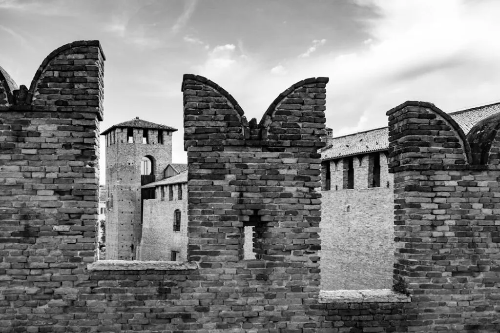 Zinnenmauer und Türme der mittelalterlichen Festung Castelvecchio in Verona