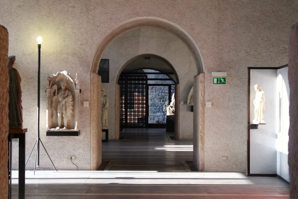 Intérieur de musée à Vérone avec sculptures et voûtes en pierre
