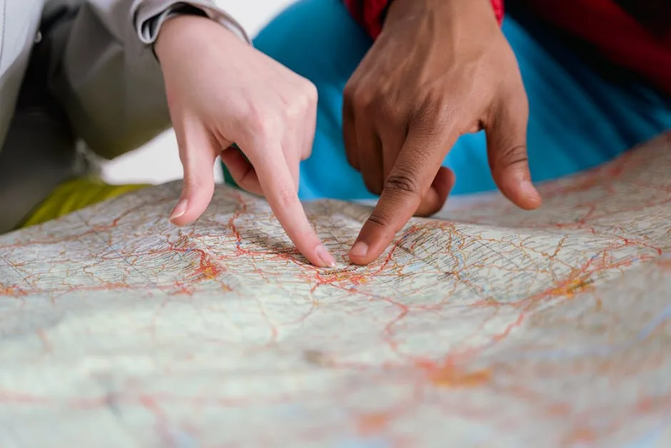 Deux mains pointant l'emplacement de Vérone sur une carte