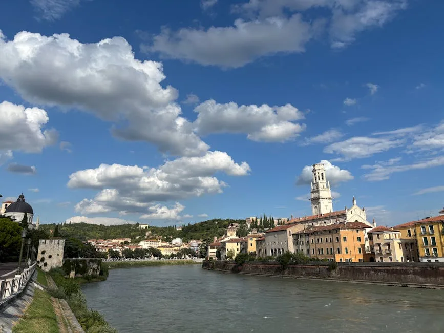 Nuages cotonneux au-dessus de l'Adige et façades colorées de Vérone