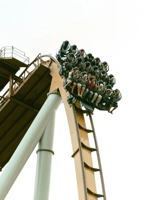 Montagnes russes de Gardaland avec passagers hurlant en descente