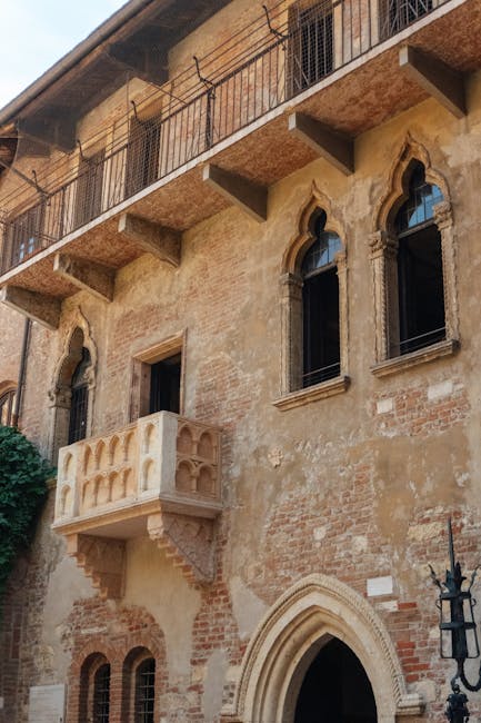 Juliet's house balcony courtyard tourists day